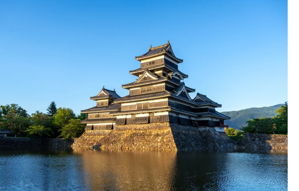 Château de Matsumoto exposé au soleil avec un ciel bleu en fonds