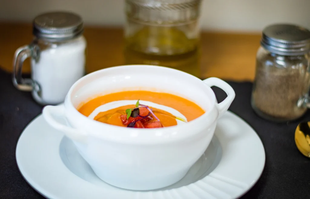 Bol de salmorejo andalou garni de légumes et d’huile d’olive.