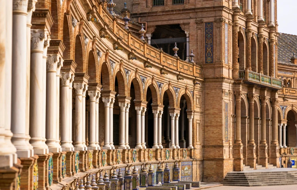 Détail des arcades et colonnes de la Plaza de España de Séville.
