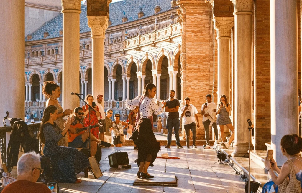 Spectacle de flamenco à la Plaza de España de Séville avec danseuse et musiciens.